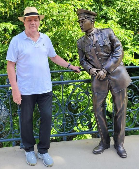 Heinz Marosch mit seinem Idol Elvis Presley. Die Bronze-Statue ist am 13. August 2021 in Bad Nauheim auf einer Brücke über die Usa eingeweiht worden. FOTO: privat