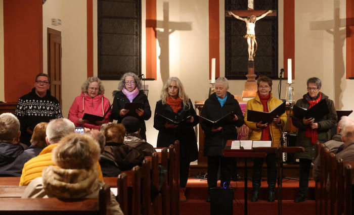 Mit einem sechsköpfigen Damen-Ensemble aus den Reihen des Thalia-Chors sang Heinz Marosch (l.) in der evangelischen Kirche am Frankenthaler Weg das Lied „Here I am, Lord“.FOTO: Maik Reuß
