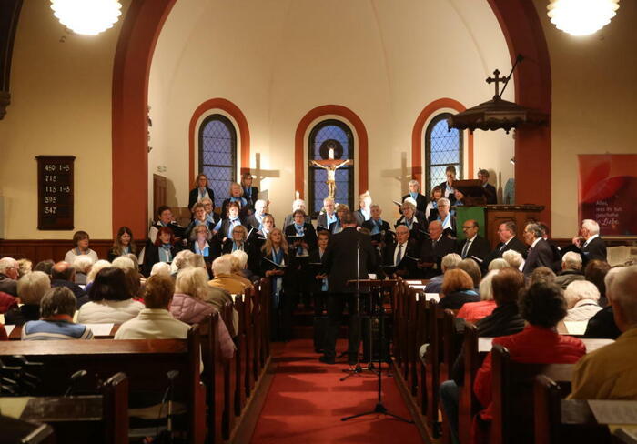 Der Thalia-Chor sang am Sonntagabend in der voll besetzten evangelischen Kirche am Frankenthaler Weg. FOTO: Maik Reuß