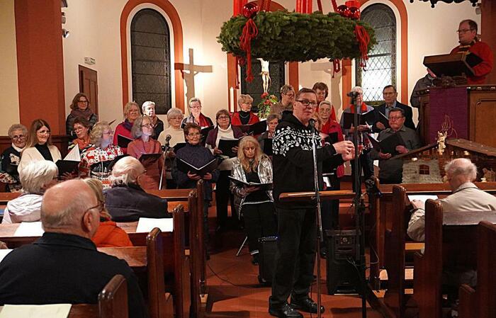 Den Zauber der Weihnacht vermittelten Heinz Marosch und sein Chor klangvoll in der voll besetzten Kirche. FOTO: stefan mangold